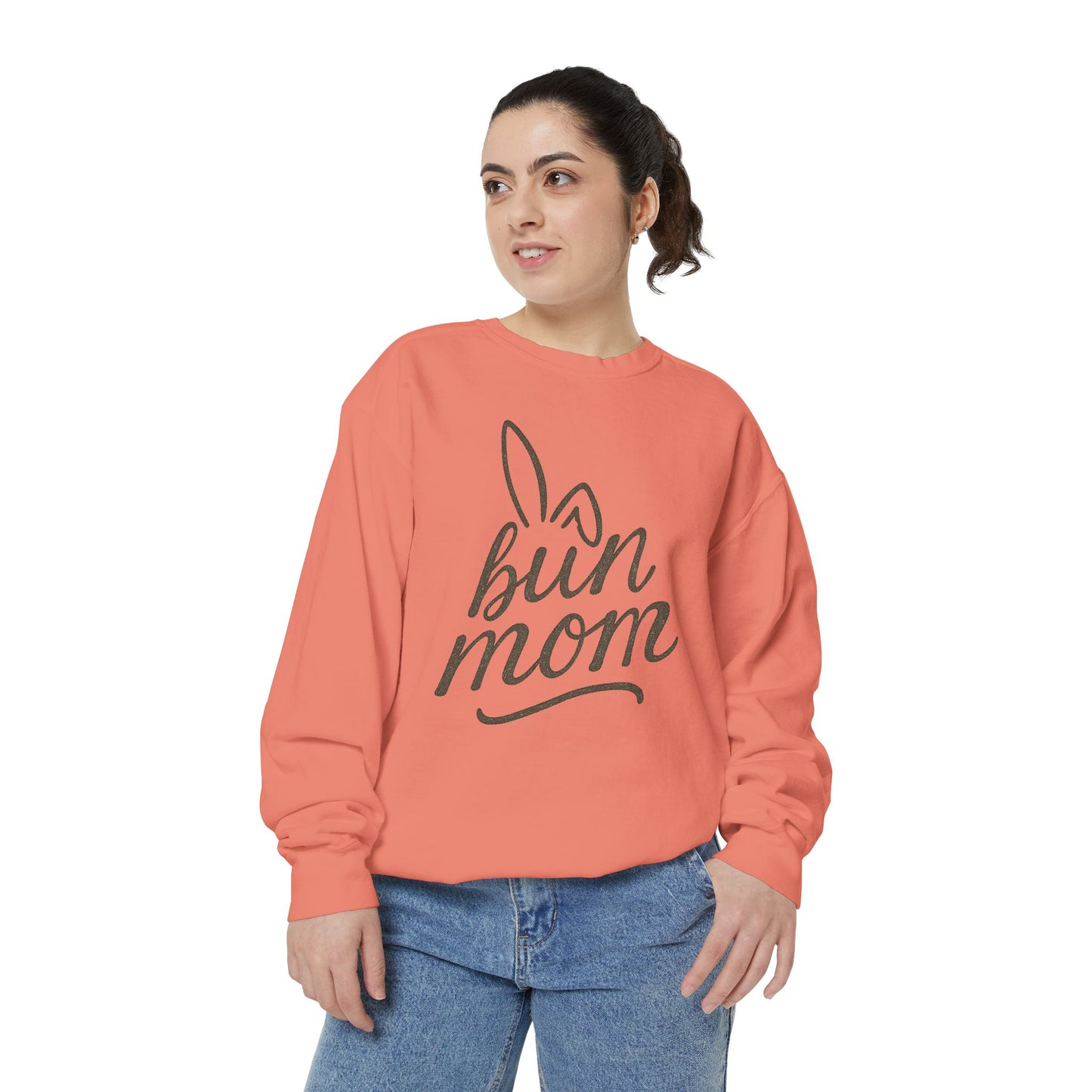 Vintage "Bun Mom" Bunny Ear Sweatshirt – Cursive Script - Cozy Gift for Rabbit Mom - Casual Comfort Wear - Trendy Apparel