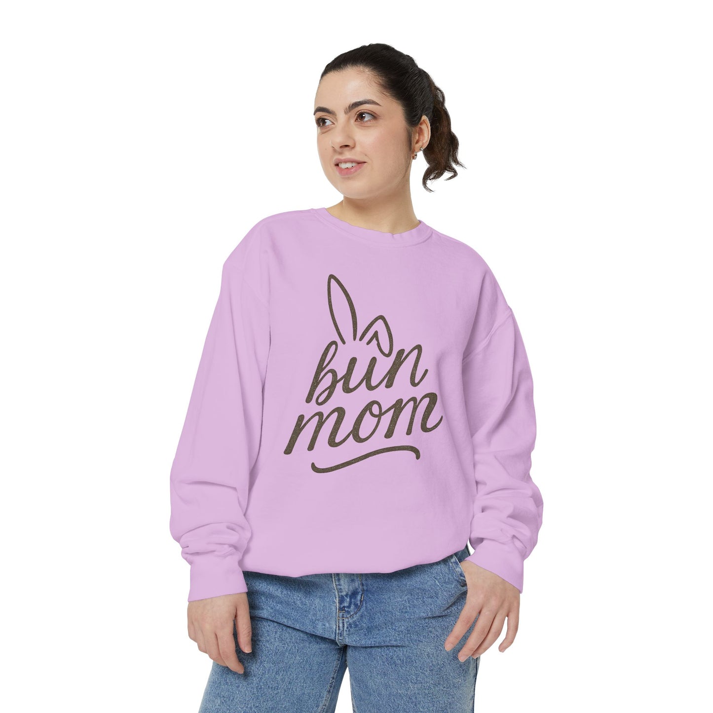 Vintage "Bun Mom" Bunny Ear Sweatshirt – Cursive Script - Cozy Gift for Rabbit Mom - Casual Comfort Wear - Trendy Apparel