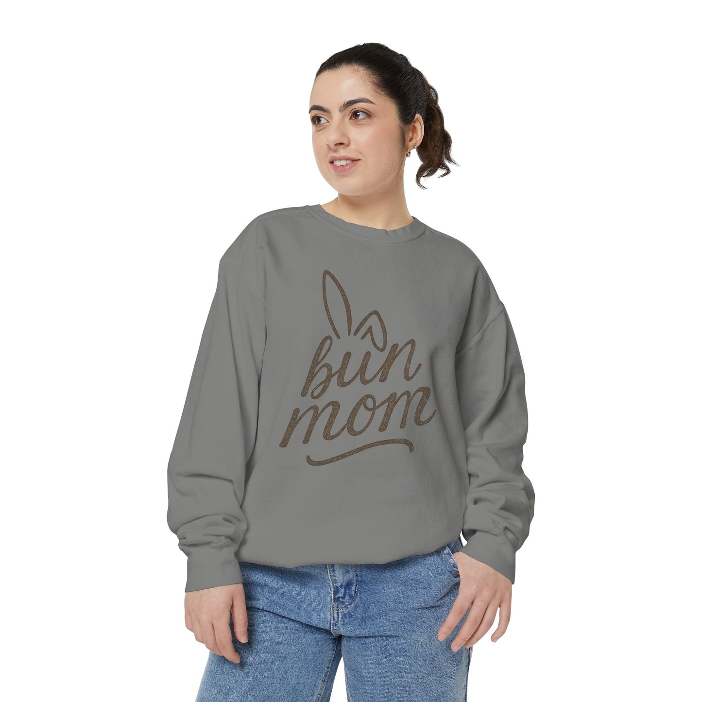 Vintage "Bun Mom" Bunny Ear Sweatshirt – Cursive Script - Cozy Gift for Rabbit Mom - Casual Comfort Wear - Trendy Apparel