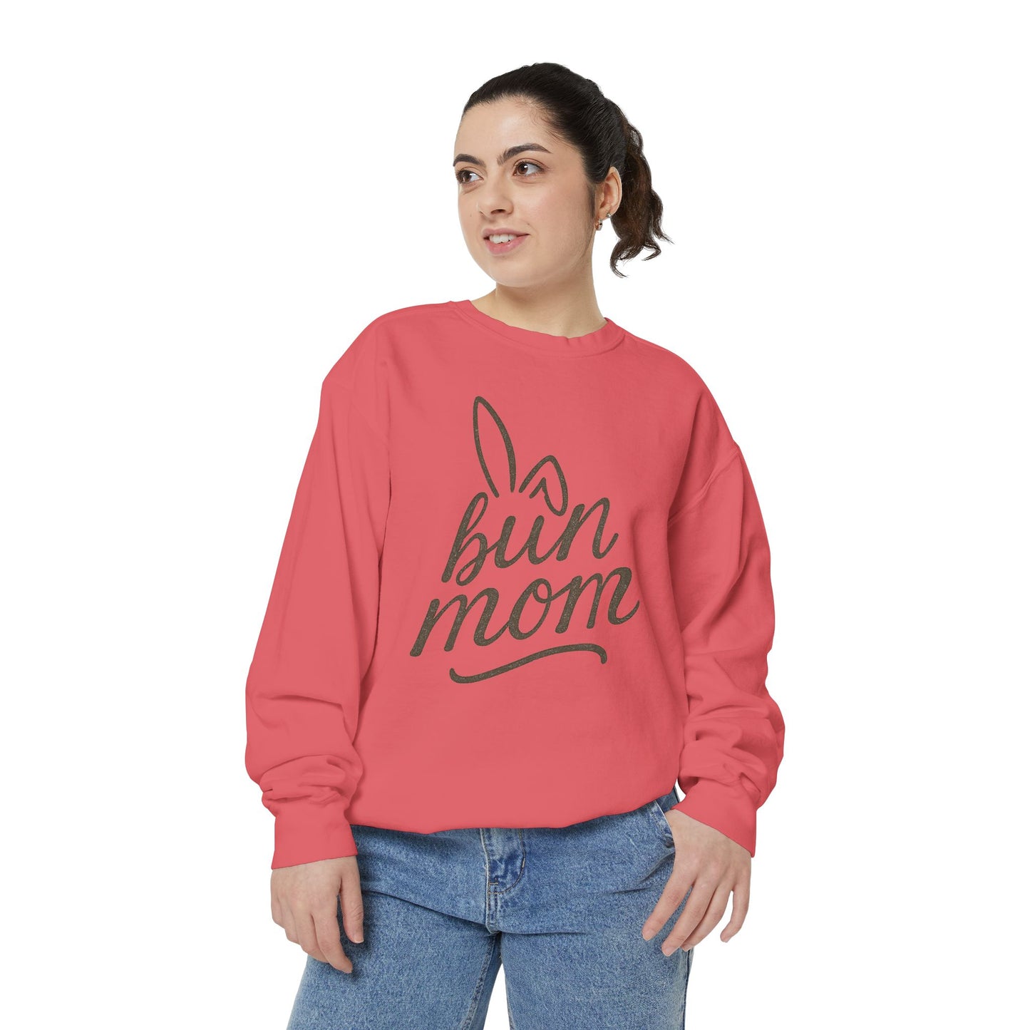 Vintage "Bun Mom" Bunny Ear Sweatshirt – Cursive Script - Cozy Gift for Rabbit Mom - Casual Comfort Wear - Trendy Apparel