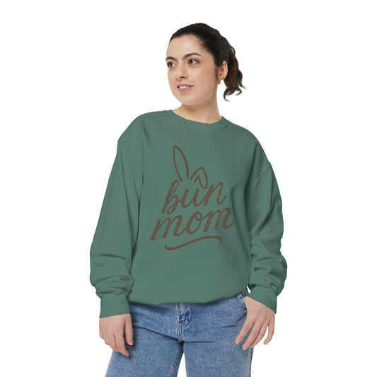 Vintage "Bun Mom" Bunny Ear Sweatshirt – Cursive Script - Cozy Gift for Rabbit Mom - Casual Comfort Wear - Trendy Apparel