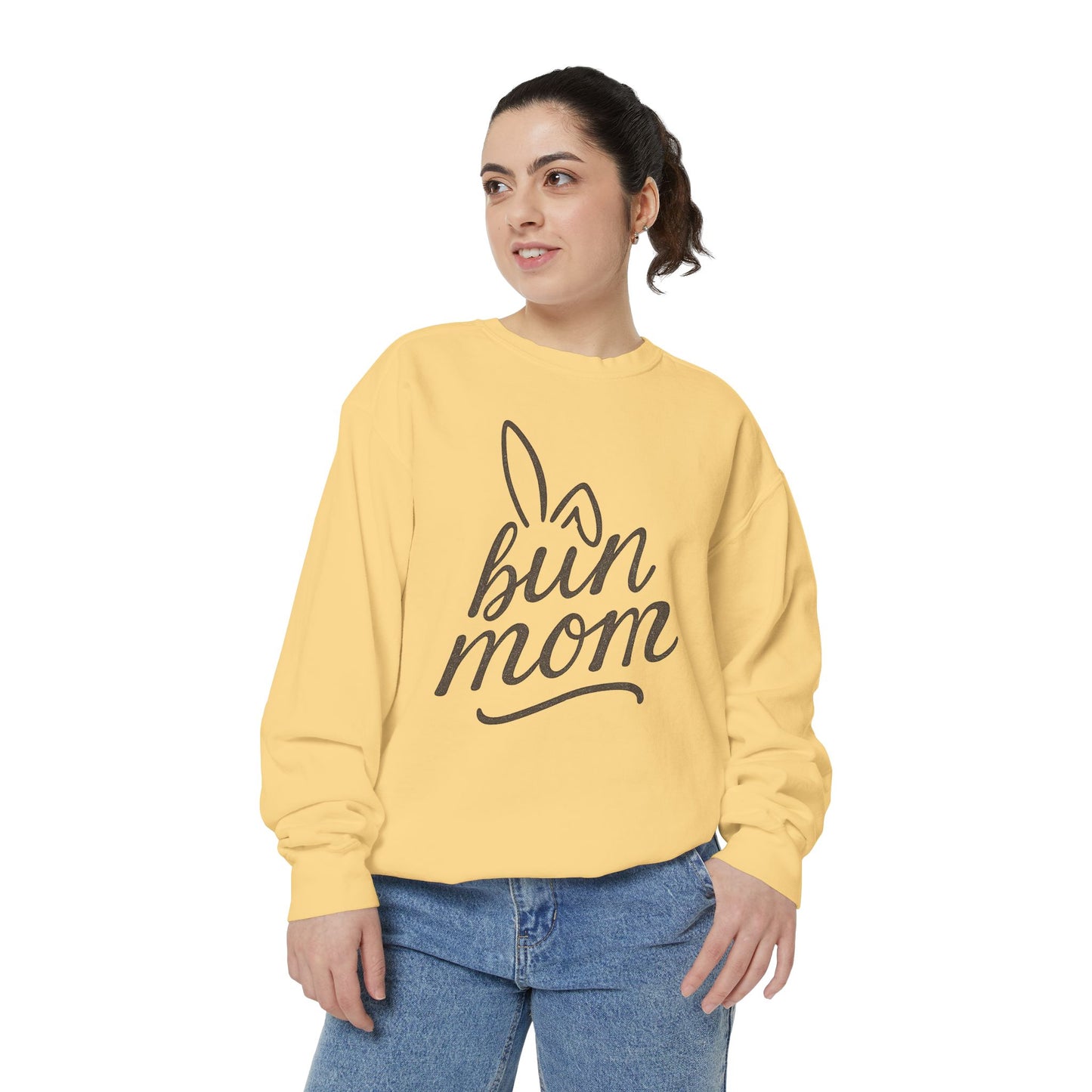 Vintage "Bun Mom" Bunny Ear Sweatshirt – Cursive Script - Cozy Gift for Rabbit Mom - Casual Comfort Wear - Trendy Apparel