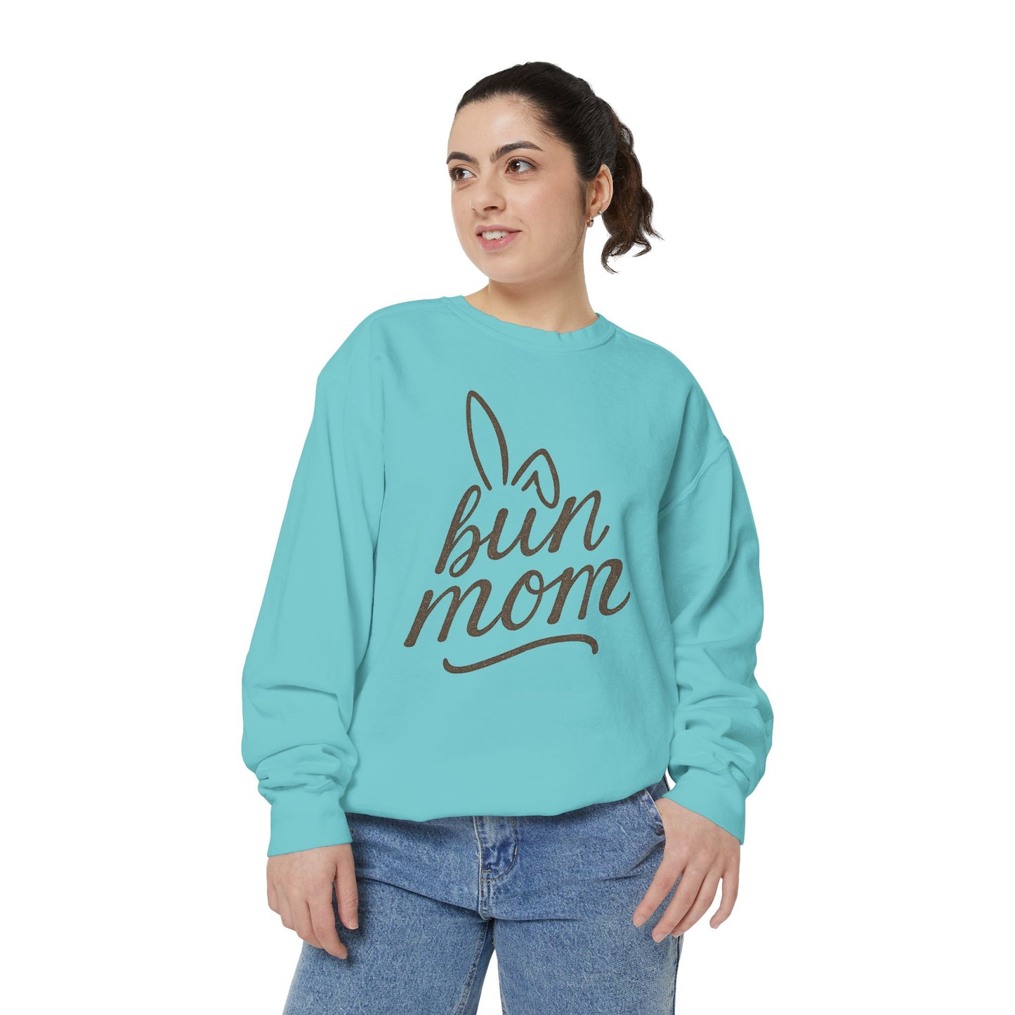Vintage "Bun Mom" Bunny Ear Sweatshirt – Cursive Script - Cozy Gift for Rabbit Mom - Casual Comfort Wear - Trendy Apparel
