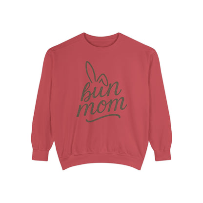 Vintage "Bun Mom" Bunny Ear Sweatshirt – Cursive Script - Cozy Gift for Rabbit Mom - Casual Comfort Wear - Trendy Apparel