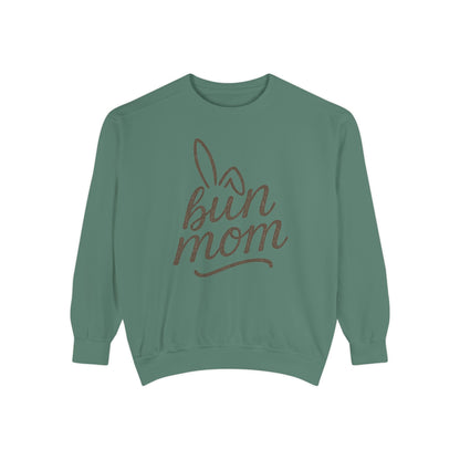 Vintage "Bun Mom" Bunny Ear Sweatshirt – Cursive Script - Cozy Gift for Rabbit Mom - Casual Comfort Wear - Trendy Apparel