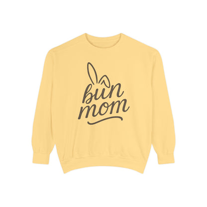 Vintage "Bun Mom" Bunny Ear Sweatshirt – Cursive Script - Cozy Gift for Rabbit Mom - Casual Comfort Wear - Trendy Apparel