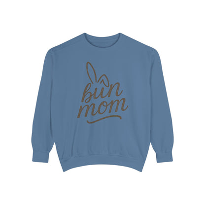 Vintage "Bun Mom" Bunny Ear Sweatshirt – Cursive Script - Cozy Gift for Rabbit Mom - Casual Comfort Wear - Trendy Apparel