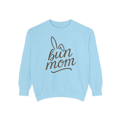 Vintage "Bun Mom" Bunny Ear Sweatshirt – Cursive Script - Cozy Gift for Rabbit Mom - Casual Comfort Wear - Trendy Apparel