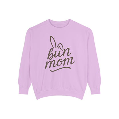 Vintage "Bun Mom" Bunny Ear Sweatshirt – Cursive Script - Cozy Gift for Rabbit Mom - Casual Comfort Wear - Trendy Apparel