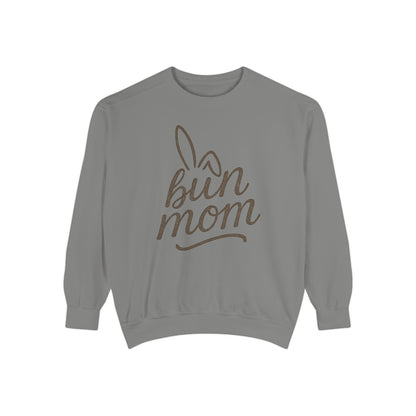 Vintage "Bun Mom" Bunny Ear Sweatshirt – Cursive Script - Cozy Gift for Rabbit Mom - Casual Comfort Wear - Trendy Apparel