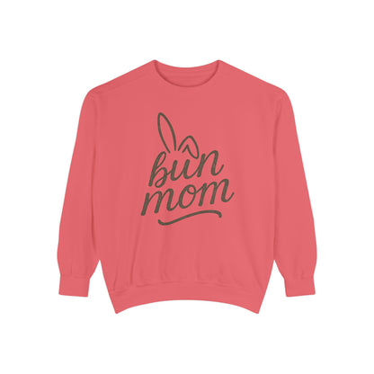 Vintage "Bun Mom" Bunny Ear Sweatshirt – Cursive Script - Cozy Gift for Rabbit Mom - Casual Comfort Wear - Trendy Apparel