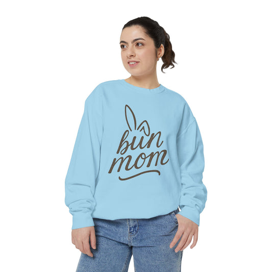 Vintage "Bun Mom" Bunny Ear Sweatshirt – Cursive Script - Cozy Gift for Rabbit Mom - Casual Comfort Wear - Trendy Apparel