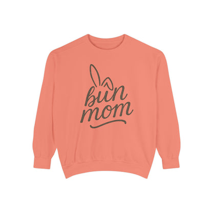 Vintage "Bun Mom" Bunny Ear Sweatshirt – Cursive Script - Cozy Gift for Rabbit Mom - Casual Comfort Wear - Trendy Apparel